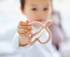 Bidelegetøj|Babylegetøj< Bidering Matchstick Monkey - Støvet rosa