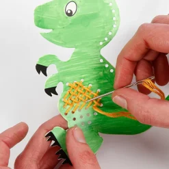 Finmotorik|Dinosaur Legetøj<Creativ Company Broderisæt karton - Dinosaur