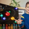 Astronomi<4M Lav en solsystem-plakat med lys i