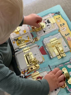 Finmotorik|Sprog & Leg<Ciha Låsebræt - Kig ind i køkkenet