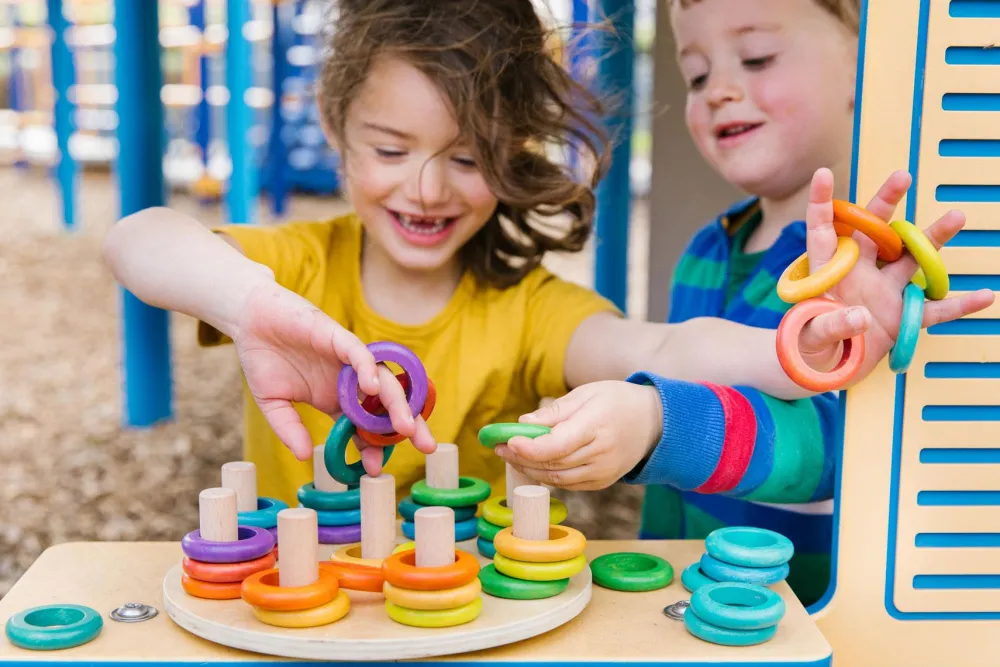 Trælegetøj|Montessori< Regnbuebræt med ringe