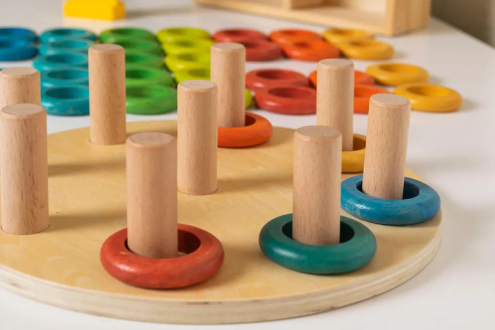 Trælegetøj|Montessori< Regnbuebræt med ringe