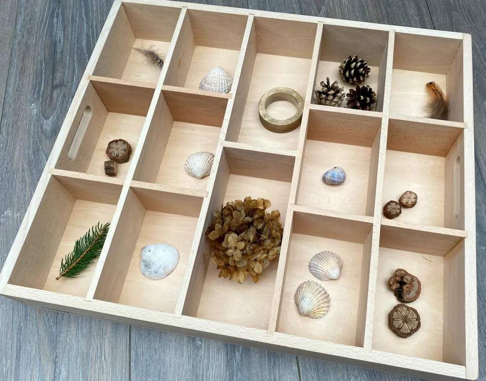 Trælegetøj|Montessori<tickit® Sorteringsbakke af træ, 14 rum