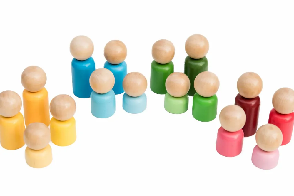 Trælegetøj|Montessori< Sorteringssæt - Træfigurer, 16 dele