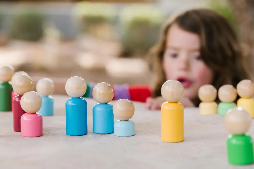 Trælegetøj|Montessori< Sorteringssæt - Træfigurer, 16 dele